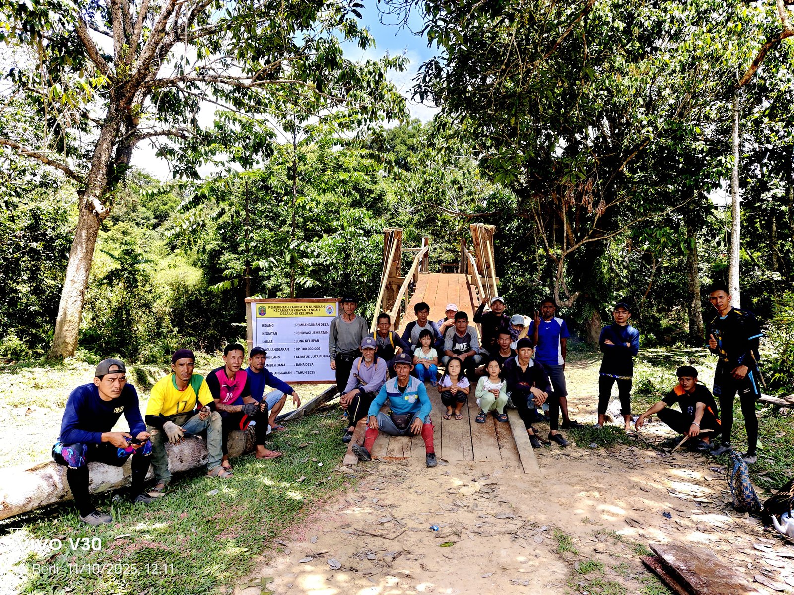 KEGIATAN KERJA DESA LONG KELUPAN DALAM MERENOVASI JEMBATAN (JEMBATAN GANTUNG) PENGHUBUNG ANTARA JALA